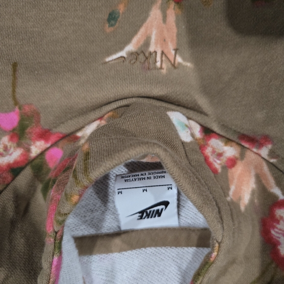 Nike Girl's Big Kids' Fashion Week Pullover Hoodie Medium - Picture 3 of 3